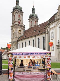Vietnamesische Spezialitäten vor dem Unesco-Weltkulturerbe. (Bild: Hanspeter Schiess - 17. August 2019)