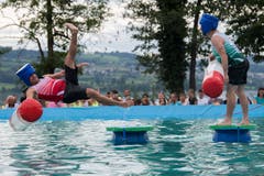 Und das Team Sursee (rot) landet gegen das Team Hildisrieden (grün) im Wasser. (Bild: Eveline Beerkircher, Sempach, 17. August 2019)
