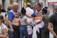 Für die Stadtpolizei bedeutet das St.Galler Fest wie üblich viel Arbeit. Polizistinnen und Polizisten sind im Festareal präsent. (Bild: Hanspeter Schiess - 17. August 2019)