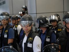 Polizisten schützen sich bei den Protesten in Hongkong mit Spezialbrillen gegen allfällige Laserattacken. (Bild: KEYSTONE/AP/KIN CHEUNG)