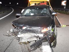 Eine unbekannte Person hat in der Nacht auf Samstag in Deitingen SO dieses Auto zu Schrott gefahren und sich aus dem Staub gemacht. (Bild: Polizei Kanton Solothurn)