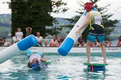 Die Sempacher landen gegen die Eicher (gelb/schwarz) im Wasser. (Bild: Eveline Beerkircher, Sempach, 17. August 2019)