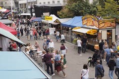Die Verpflgungsmeile am Samstagmittag an der unteren Marktgasse. (Bild: Hanspeter Schiess - 17. August 2019)