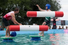 Wer hält sich länger auf seiner Insel? (Bild: Eveline Beerkircher, Sempach, 17. August 2019)