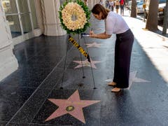 Auf dem «Hollywood Walk of Fame» in Los Angeles bei der Sternenplakette von Peter Fonda nach der Todesnachricht Blumen aufgestellt. (Bild: KEYSTONE/AP/DAMIAN DOVARGANES)