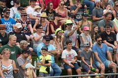 Die Stimmung im Publikum ist heiter – es werden fleissig Fotos geknipst. (Bild: Boris Bürgisser, Ennetmoos, 17. August 2019)