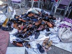 Schuhe der Opfer des Selbstmordanschlags in Kabul. (Bild: KEYSTONE/EPA/HEDAYATULLAH AMID)