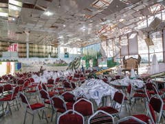 Der durch das Selbstmordattentat zerstörte Saal, wo die Hochzeitsfeier stattfand. (Bild: KEYSTONE/EPA/HEDAYATULLAH AMID)