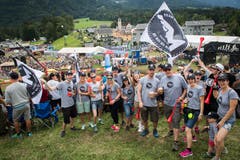 Diese Fans sind zu angemessenem Anfeuern ausgerüstet. (Bild: Boris Bürgisser, Ennetmoos, 17. August 2019)