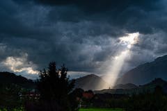 Dunkle Wolken über Stans, ein Lichtblick bleibt. (Bild: Christian Weber, Stans, 15. August 2019)