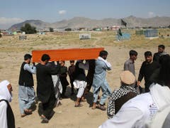 Ein Sarg mit einem der über 60 Todesopfer des Anschlags in Kabul wird davongetragen. (Bild: KEYSTONE/AP/RAFIQ MAQBOOL)