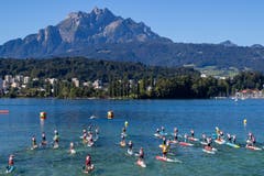 Die Paddler stechen in den See. (Bild: Philipp Schmidli, Luzern, 18. August 2019)