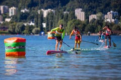 Es wurde allerdings nicht nur geschwommen: Auch Stand-Up-Paddler waren heute auf dem Vierwaldstättersee. (Bild: Philipp Schmidli, Luzern, 18. August 2019)