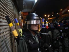 Die Einsatzkräfte standen bereit: Die Proteste vom Wochenende in Hongkong verliefen jedoch vorerst friedlich. (Bild: KEYSTONE/EPA/ROMAN PILIPEY)