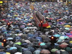 Erneut sind in Hongkong Hunderttausende von Menschen auf die Strasse gegangen, um gegen die pro-chinesische Regierung zu protestieren. (Bild: KEYSTONE/EPA/VIVEK PRAKASH)