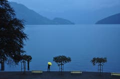 Der gelbe Regenschirm als Kontrast in Weggis am See. (Bild: Peter Muhr)