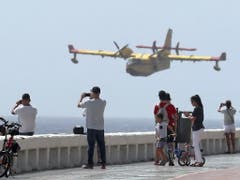 Löschflugzeuge tanken an der Küste Wasser, mit dem sie im Inselinnern die Brände bekämpfen. (Bild: KEYSTONE/EPA EFE/ELVIRA URQUIJO A.)