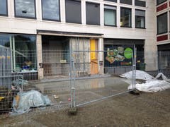 Markant auf der Rückseite: Der braune Metallanbau, der der Anlieferung diente, ist vom Blumenmarkt verschwunden. (Bild: Reto Voneschen - 19. August 2019)