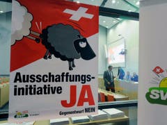Das sogenannte «Schäfchen-Plakat» fand über die Landesgrenzen hinaus Beachtung. 2016 wurde es für die Durchsetzungsinitiative wiederverwendet. Das Original fand 2007 Anwendung. (Bild: KEY)