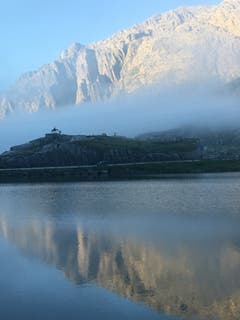 Mystischer Tagesanbruch auf dem Gotthard mit Suworow Denkmal im Hintergrund. (Bild: Rolf Weltert, 18. August 2019)