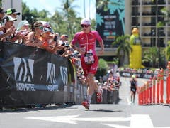 Daniela Ryf 2018 zu Beginn der Laufstrecke der Ironman-WM auf Hawaii auf dem Weg zu ihrem vierten Triumph (Bild: KEYSTONE/EPA/BRUCE OMORI)