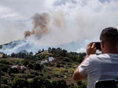 Feuer- statt Strandfotos: Auf der beliebten Ferieninsel Gran Canaria wüten grosse Waldbrände. (Bild: KEYSTONE/EPA EFE/ANGEL MEDINA G.)