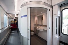 Die «Traverso»-Züge sind mit behindertengerechten Toiletten ausgestattet. (Bild: Ralph Ribi)