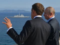 Der französische Präsident Emmanuel Macron bespricht sich mit dem russischen Präsidenten Wladimir Putin fünf Tage vor dem G7-Gipfel in Frankreich. (Bild: KEYSTONE/EPA SPUTNIK POOL/ALEXEI DRUZHININ / SPUTNIK / KREMLIN P)