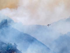 Rauch so weit das Auge reicht: Auf Gran Canaria kämpfen Feuerwehrleute schon wieder gegen Waldbrände. (Bild: KEYSTONE/EPA EFE/ANGEL MEDINA G.)