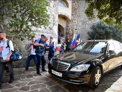 Russische Medienvertreter bei der Ankunft von Präsident Wladimir Putin zum Treffen mit dem französischen Präsidenten Emmanuel Macron. (Bild: KEYSTONE/EPA AFP POOL/GERARD JULIEN / POOL)