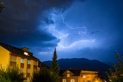 Dieses Bild ist gestern Abend spontan auf der Terrasse entstanden. Bei einen Glas Wein, ist mir und meiner Freundin das Gewitter über dem Entlebuch aufgefallen mit ein paar atemberaubenden Blitzen. (Bild: Christian Lötscher, 18. August 2019, Kerns)