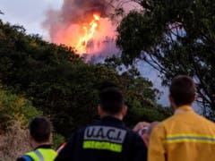 Zahlreiche Menschen mussten nach dem erneuten Ausbruch von Waldbränden auf Gran Canaria evakuiert werden. (Bild: KEYSTONE/EPA EFE/ANGEL MEDINA G.)