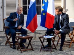 Fünf Tage vor dem G7-Gipfel hat der französische Präsident Emmanuel Macron den russischen Präsidenten Wladimir Putin zu Gesprächen empfangen. (Bild: KEYSTONE/EPA AFP POOL/GERARD JULIEN / POOL)