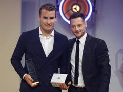 Timo Meier (links) erhielt den Hockey Award für internationale Leistungen von Mark Streit überreicht (Bild: KEYSTONE/PETER KLAUNZER)