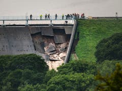 Mit Sandsäcken gegen die drohende Flut: Einsatzkräfte bei der Arbeit am bereits beschädigten Damm in Whaley Bridge, Grafschaft Cheshire. (Bild: KEYSTONE/AP PA/DANNY LAWSON)