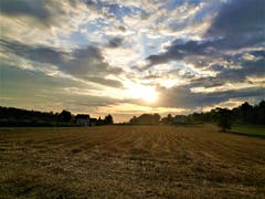 Wunderbare Morgenstimmung mit einem Sonnen- und Wolkenspektakel. (Bild: Urs Gutfleisch, Malters, 2. August 2019)