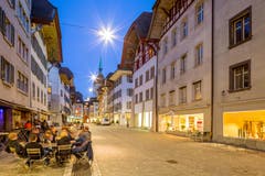 Aarau: Die Aargauer Hauptstadt soll gemäss einer Zürcher Verleumdungskampagne über keine Disco verfügen. Dafür darf zum Teil ganz selbstverständlich bis um 2:00 Uhr draussen konsumiert werden.Fazit: Das heimliche Napoli