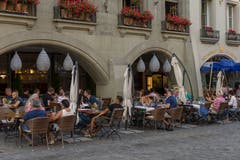 Bern: Im Perimeter Aarbergergasse, Hodlerstrasse, Schützenmatte darf freitags und samstags zwischen dem 1. Mai und dem 30. September bis um 2:00 Uhr in der Gartenwirtschaft gesessen werden.Fazit: Aare nähert sich Adria
