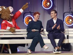 Steffi Buchli (links), hier im Gespräch mit Timo Meier, moderierte den Abend (Bild: KEYSTONE/PETER KLAUNZER)