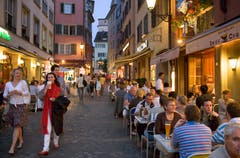 Zürich: An der Limmat vergleicht man sich, was das Nachtleben angeht, gerne mit Berlin. Aber um Mitternacht gibt es kein Bier mehr auf der Gasse. Jungpolitiker wollen das nun ändern.Fazit: Penibel protestantisch