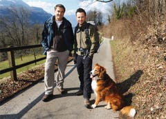 Gingen 2010 fürs Fernsehen gemeinsam über Stock und Stein: Nik Hartmann mit Schauspieler Stefan Gubser und seiner damaligen Hündin Jabba. (Bild: Paolo Foschini)