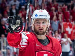Das Publikum entschied: Tristan Scherwey (vor Andres Ambühl) ist der beliebteste Schweizer Hockeyaner (Bild: KEYSTONE/MELANIE DUCHENE)