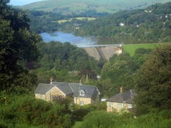 Hinter dem Dorf droht der Damm: Der Chinook-Helikopter beim Einsatz in Whaley Bridge. (Bild: KEYSTONE/AP PA/DANNY LAWSON)