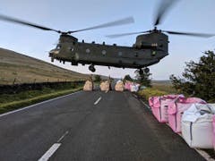 Die Royal Airforce fliegt Sandsäcke zum Damm: Ein Chinook-Lastenhelikopter beim Abheben in Whaley Bridge. (Bild: KEYSTONE/AP MOD/RAF BENSON)
