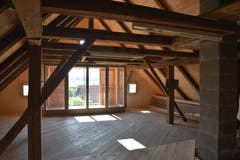 Das oberste Stockwerk, das bisher nur als Estrich genutzt wurde, kann zu einem Loft ausgebaut werden. (Bild: PD/Doris Warger)