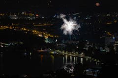 1.-August-Feuerwerk über der Stadt Zug. (Bild: Daniel Hegglin, Zug, 1. August 2019)