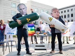 Friedensaktivisten protestieren in Berlin. (Bild: KEYSTONE/EPA/OMER MESSINGER)