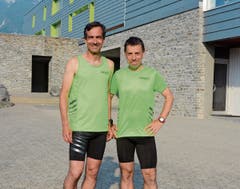 Die Walker und Läufer treffen sich vor dem Training beim Schulhaus Flös.Bilder: Bianca Helbling