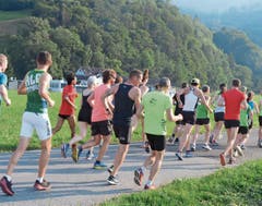 Die Walker und Läufer treffen sich vor dem Training beim Schulhaus Flös.Bilder: Bianca Helbling