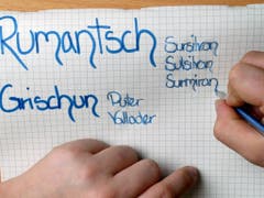 Die rätoromanische Schriftsprache Rumantsch Grischun steht unter Druck. Die fünf Idiome Sursilvan, Sutsilvan, Surmiran, Puter und Vallader sind im Aufwind. (Bild: KEYSTONE/ARNO BALZARINI)